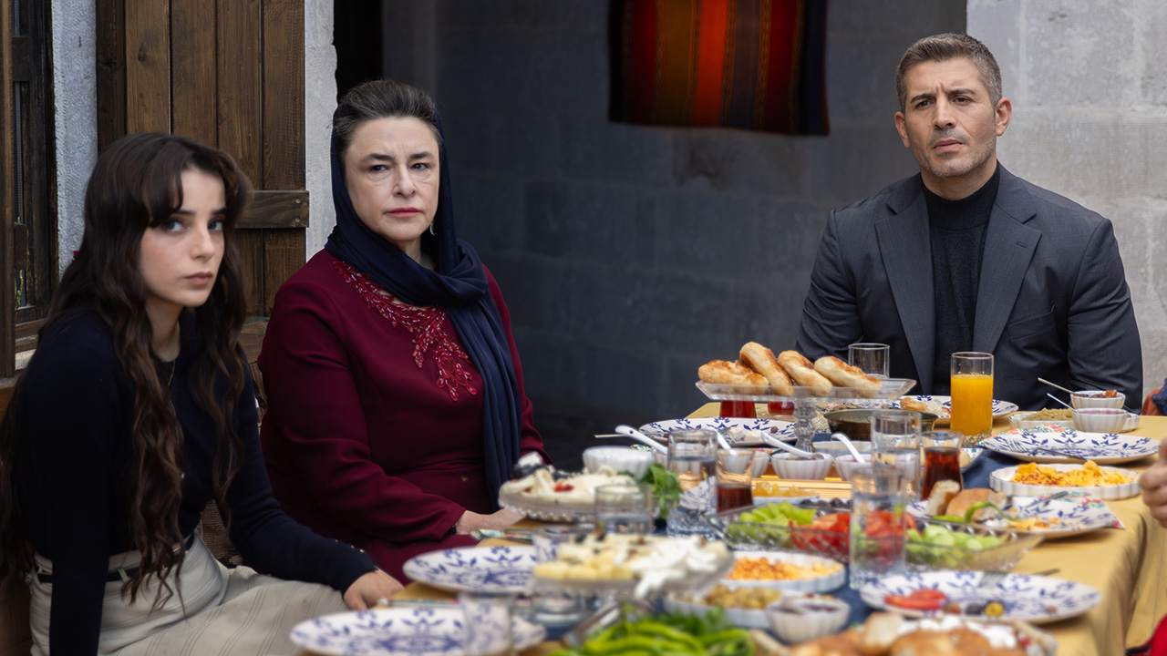 Anne Yarısı dizisinden bir sahne: kahvaltı sofrasında oturan aile