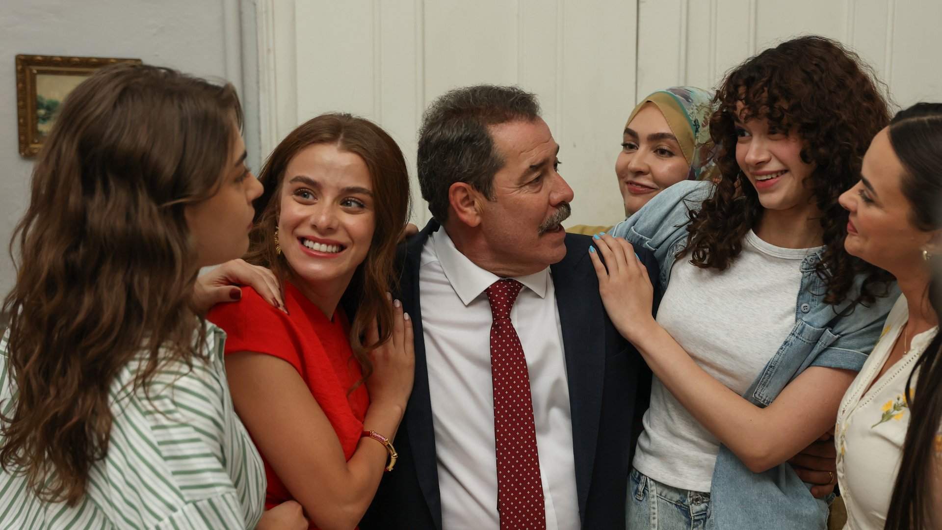 Evlilik Güzeldir dizisinden kalabalık bir aile sahnesi