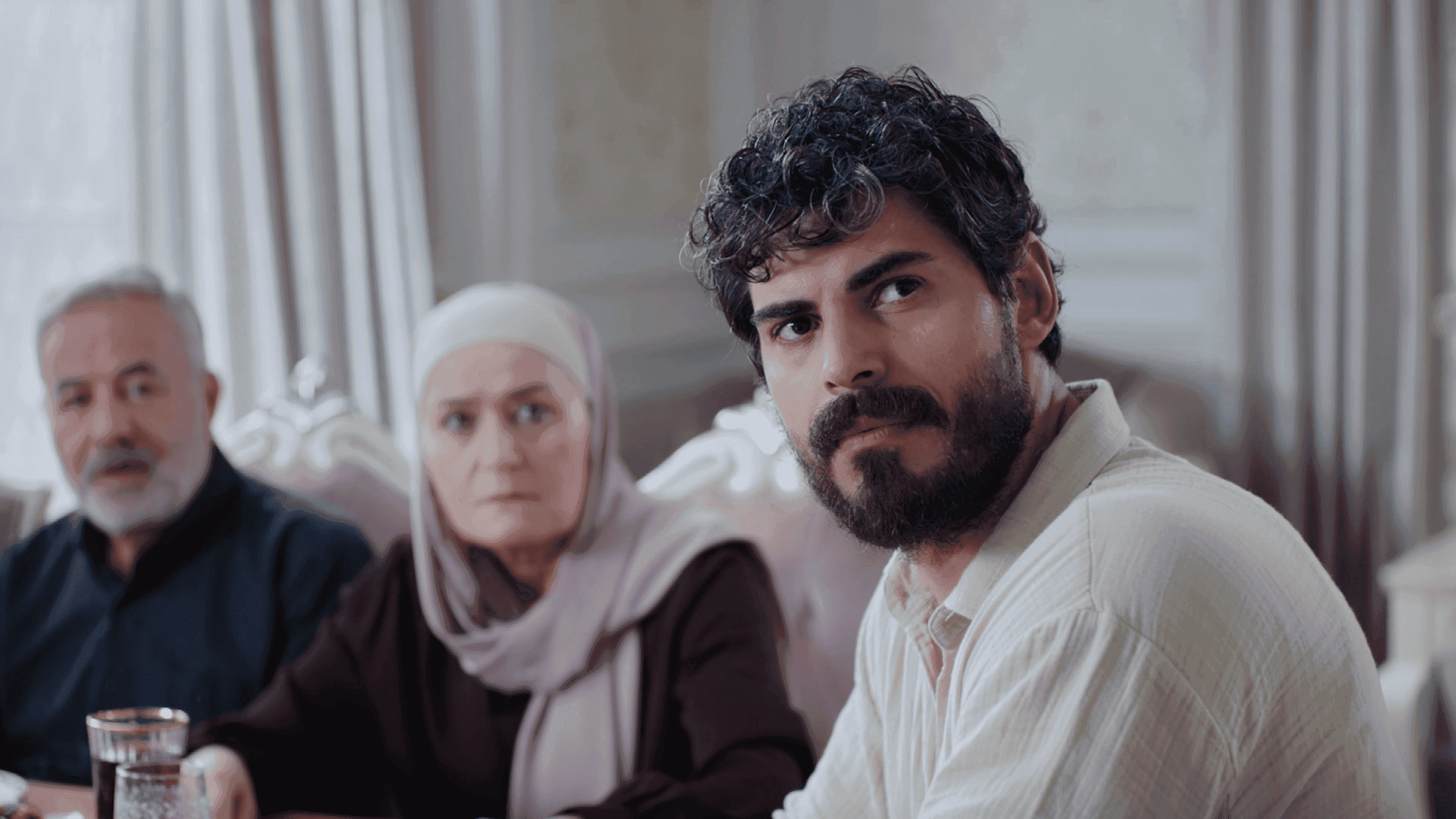 Gelin dizisinden bir sahne: aile büyükleriyle oturan genç bir adam