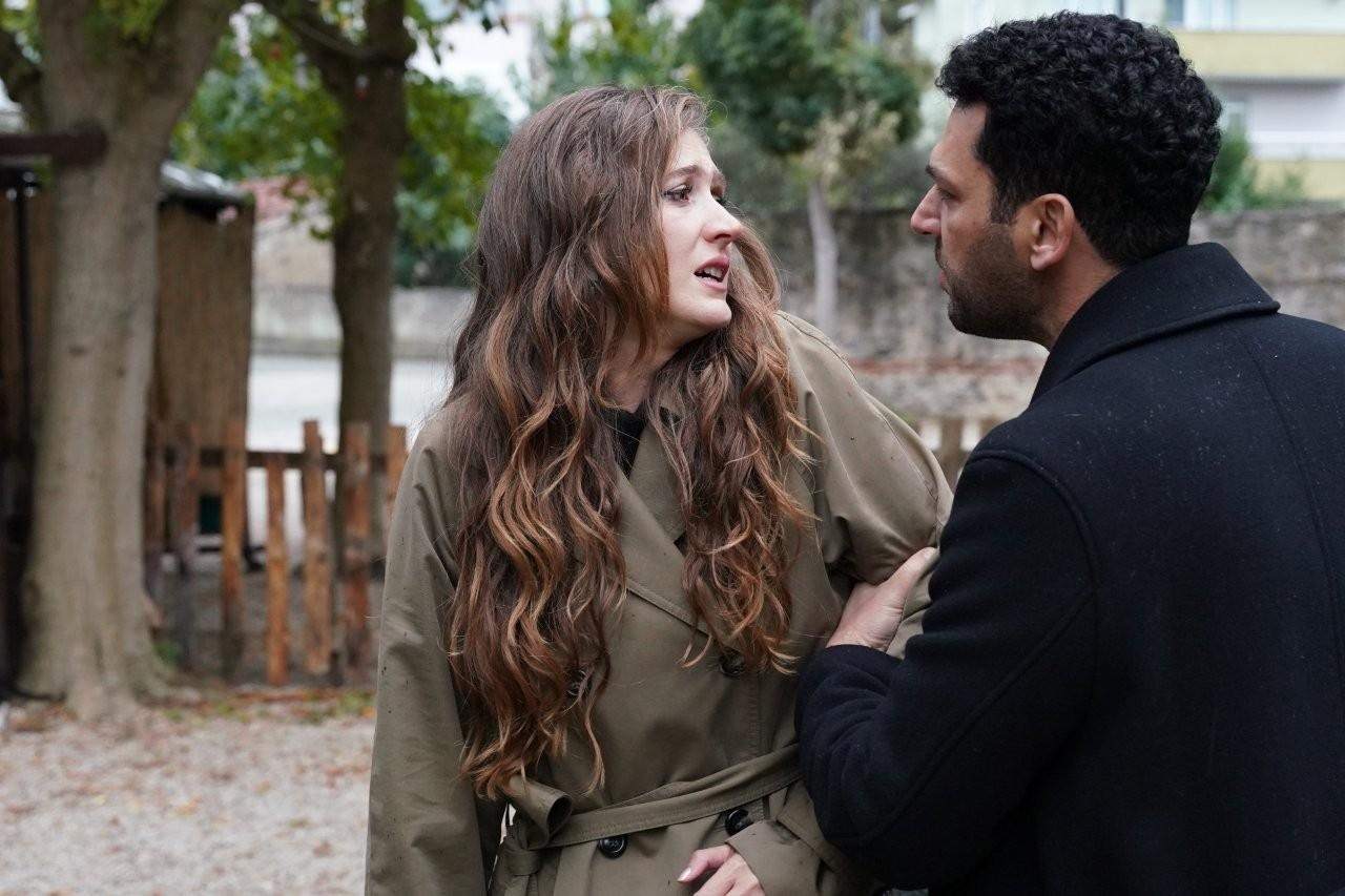 Güller ve Günahlar dizisinden bahçede geçen gergin bir sahne