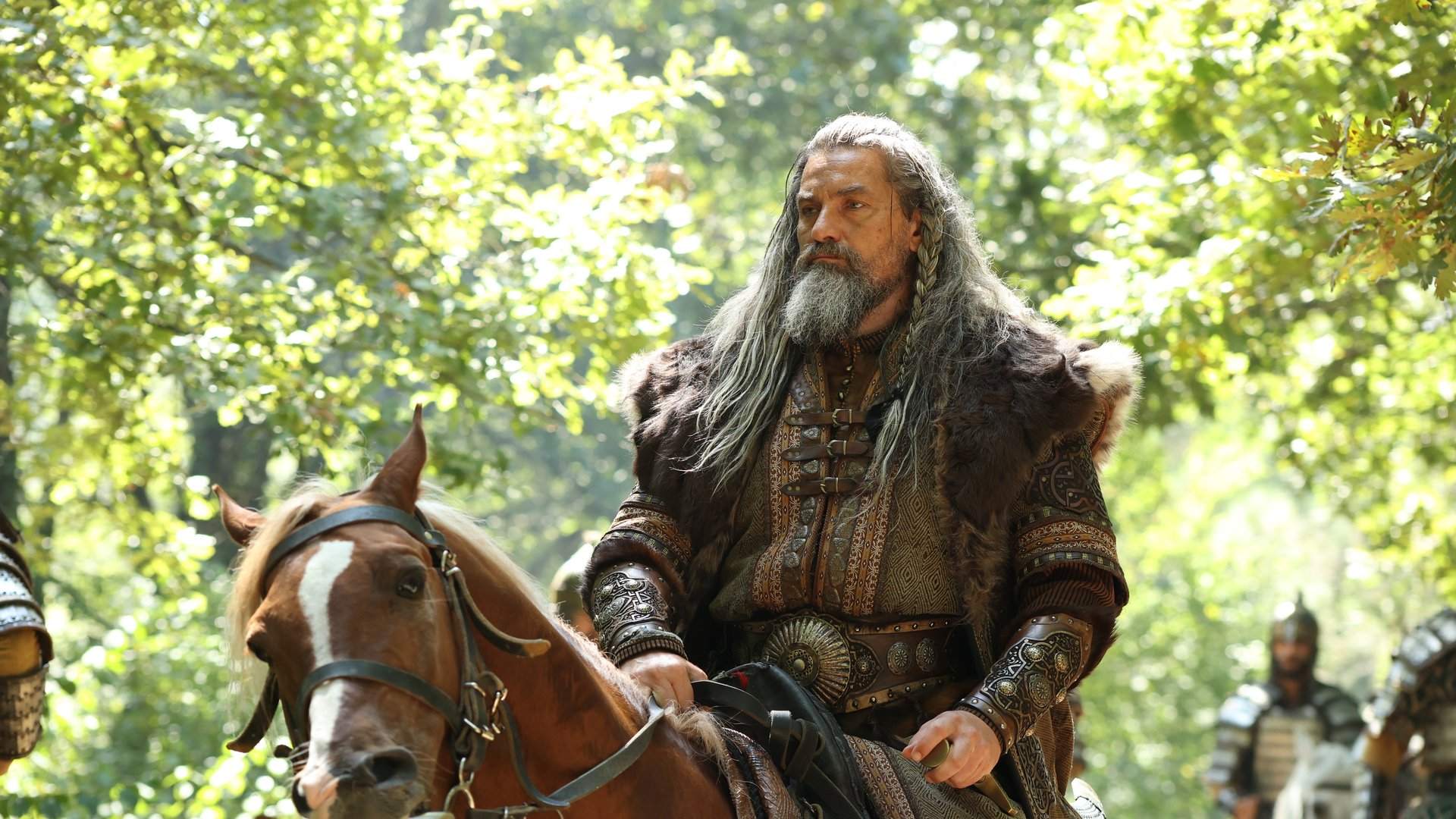 Mehmed: Fetihler Sultanı dizisinde ormanda atlı bir savaşçı