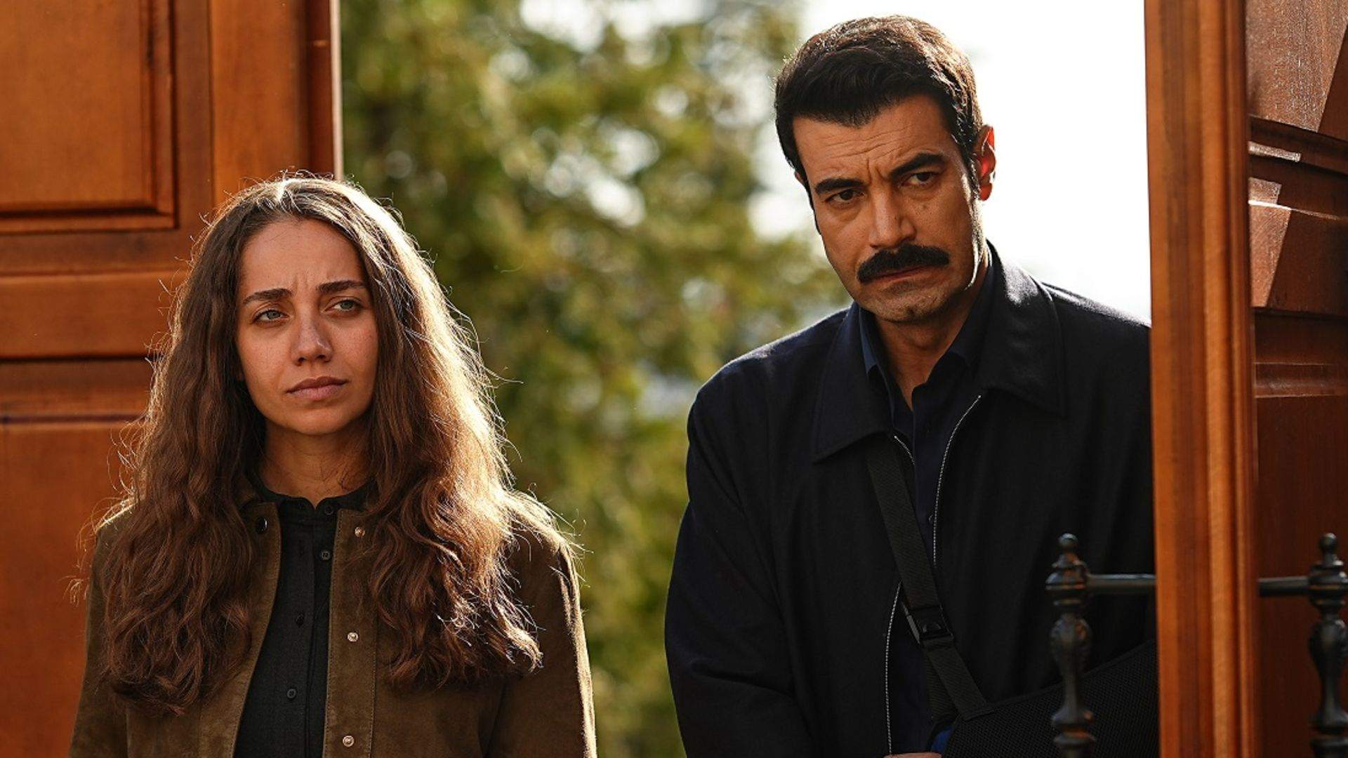 Sevdan Bir Ateş dizisinden bir sahne: kapı önünde duran bir kadın ve bir adam