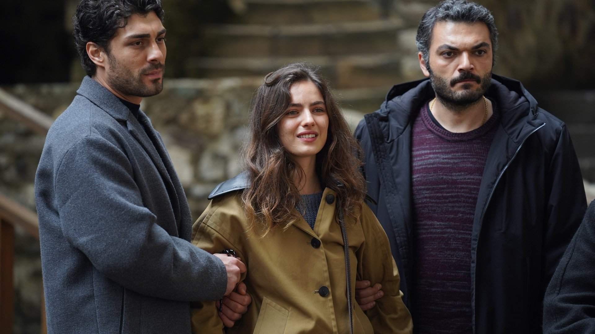 Taşacak Bu Deniz dizisinden üç karakterin yer aldığı bir sahne